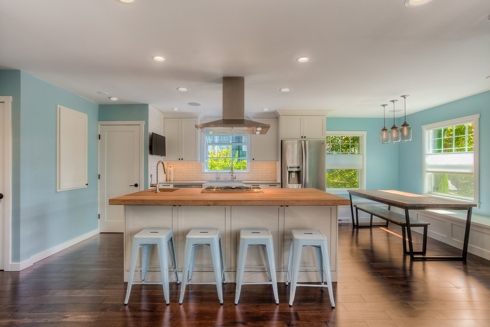 Example of a transitional home design design in Seattle