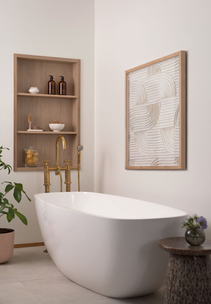 Exemple d'une salle de bain principale chic en bois clair avec une baignoire indépendante, un mur blanc, un lavabo encastré, une niche, meuble double vasque et meuble-lavabo suspendu.