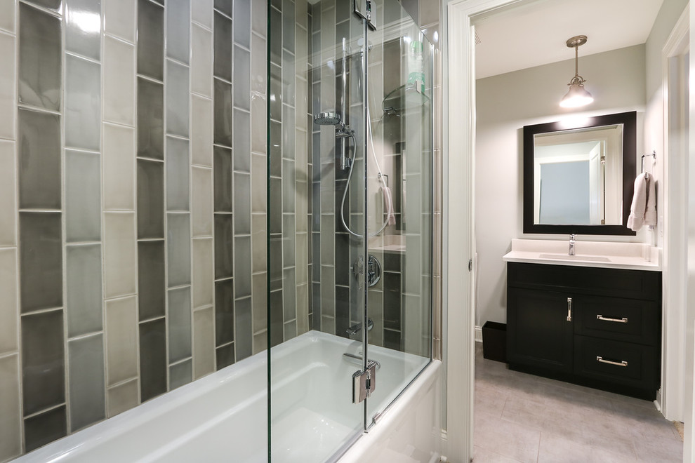 Example of a transitional bathroom design in Chicago