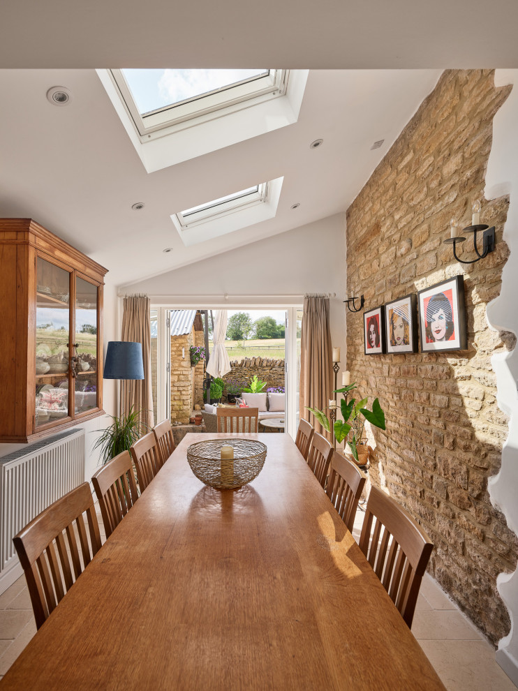 Kleine Klassische Wohnküche mit weißer Wandfarbe, Porzellan-Bodenfliesen, beigem Boden und Ziegelwänden in Oxfordshire