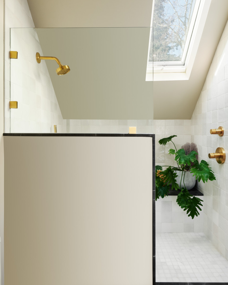 Exempel på ett mellanstort svart svart en-suite badrum, med skåp i shakerstil, vita skåp, en öppen dusch, en toalettstol med hel cisternkåpa, vit kakel, keramikplattor, mellanmörkt trägolv, ett undermonterad handfat, marmorbänkskiva, brunt golv, med dusch som är öppen och vita väggar