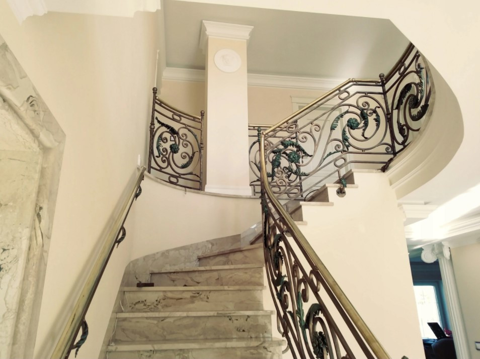 Кованые перила с бронзовым патинированием