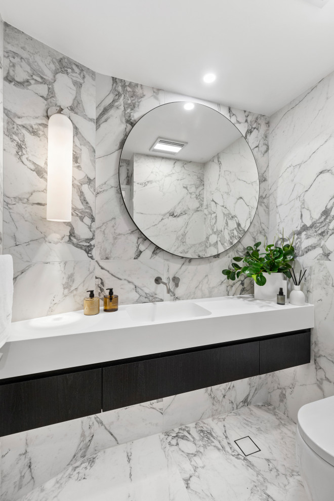 Пример оригинального дизайна: маленькая серо-белая ванная комната: освещение в стиле модернизм с фасадами островного типа, черными фасадами, отдельно стоящей ванной, душем в нише, унитазом-моноблоком, черно-белой плиткой, керамогранитной плиткой, белыми стенами, полом из керамогранита, душевой кабиной, монолитной раковиной, столешницей из искусственного камня, белым полом, душем с распашными дверями, белой столешницей, тумбой под одну раковину и встроенной тумбой для на участке и в саду