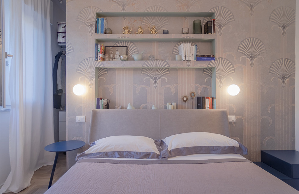 Ejemplo de dormitorio principal contemporáneo de tamaño medio con paredes marrones, suelo laminado y papel pintado