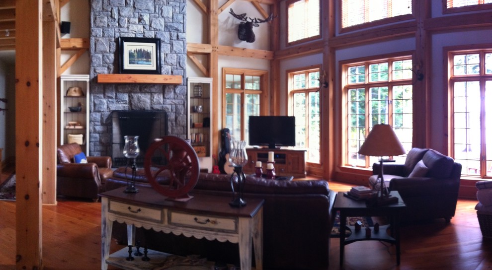 Photo of a country family room in Toronto.
