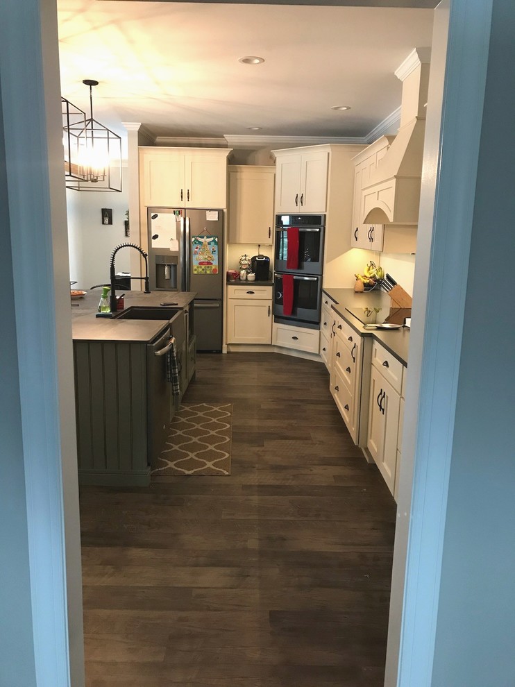 Mid-sized arts and crafts l-shaped eat-in kitchen in Philadelphia with a drop-in sink, shaker cabinets, quartz benchtops, stainless steel appliances, with island and multi-coloured benchtop.
