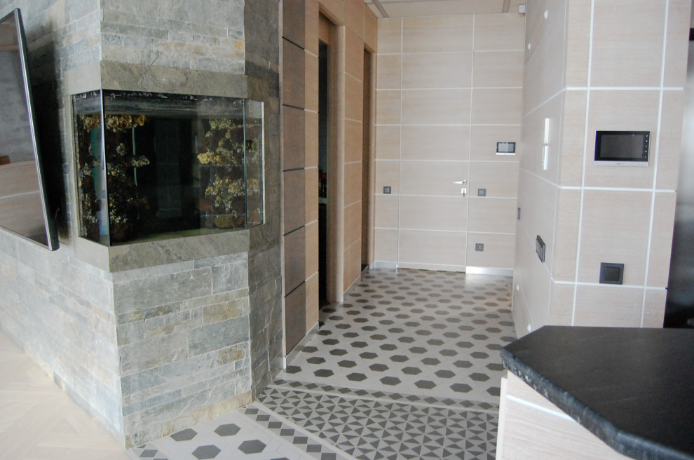 На фото: большой, узкий коридор в стиле фьюжн с бежевыми стенами, полом из керамической плитки, серым полом, многоуровневым потолком и деревянными стенами с