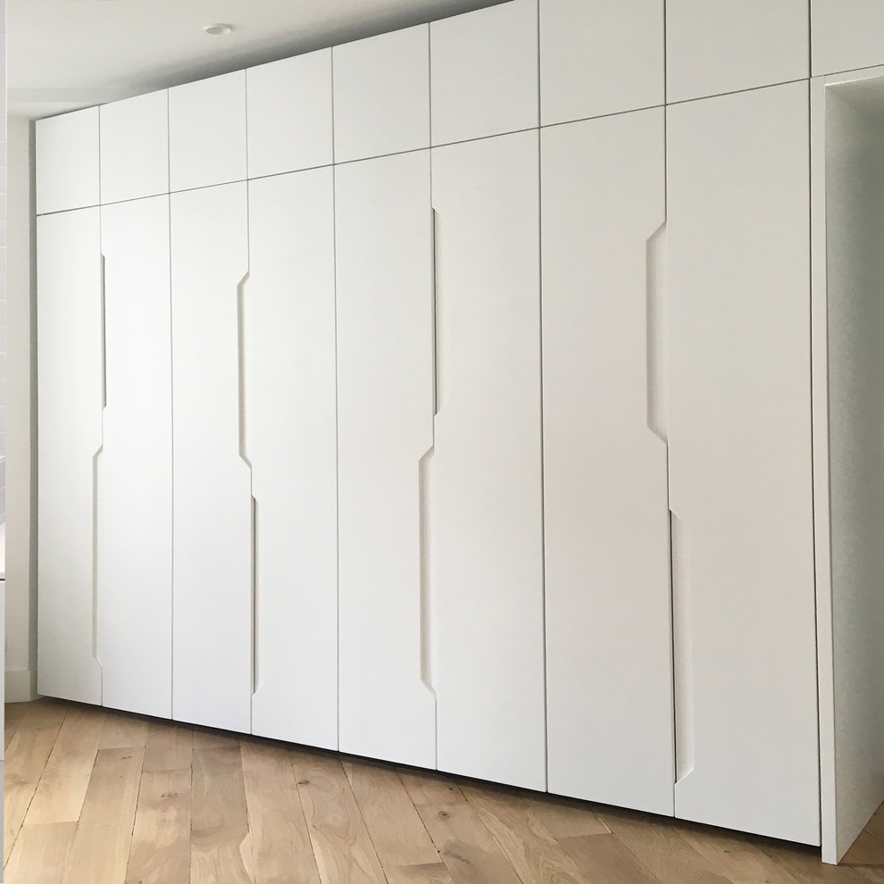 This is an example of a contemporary storage and wardrobe in Paris.