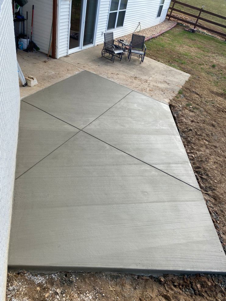 Example of a backyard concrete patio design