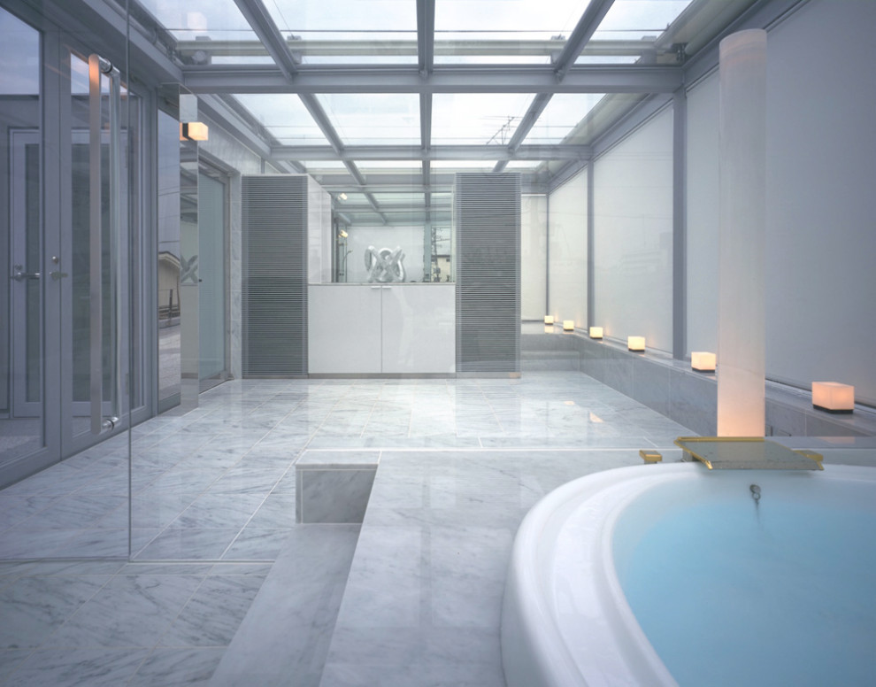 Exemple d'une salle de bain principale moderne de taille moyenne avec un placard à porte plane, des portes de placard blanches, un bain bouillonnant, un sol en marbre, un plan de toilette en marbre, un sol blanc, un plan de toilette blanc, meuble simple vasque et meuble-lavabo encastré.