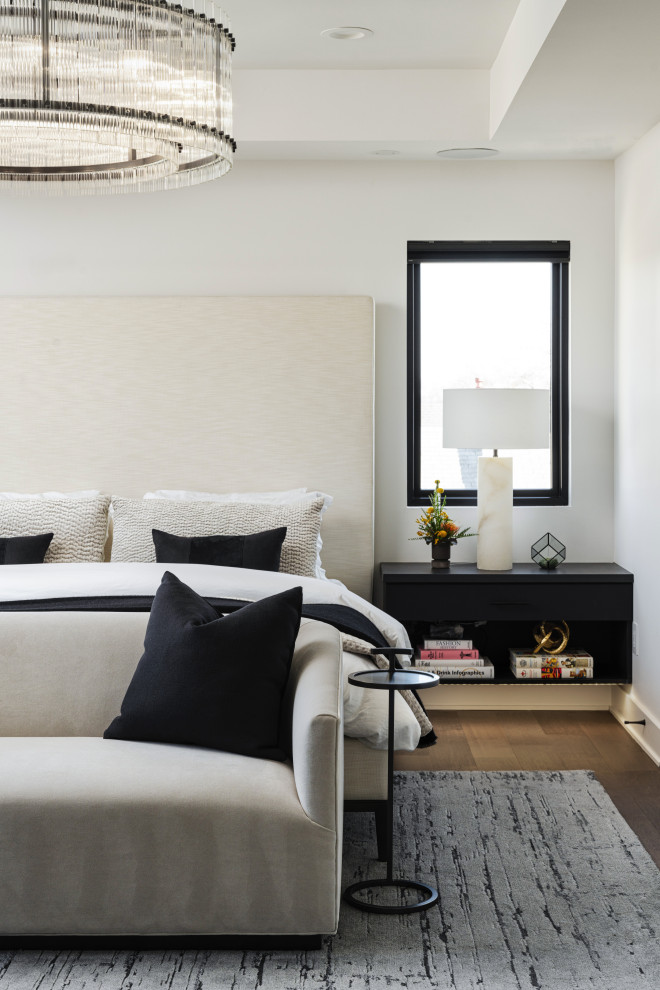 Mittelgroßes Modernes Hauptschlafzimmer mit weißer Wandfarbe, braunem Holzboden und braunem Boden in Kansas City
