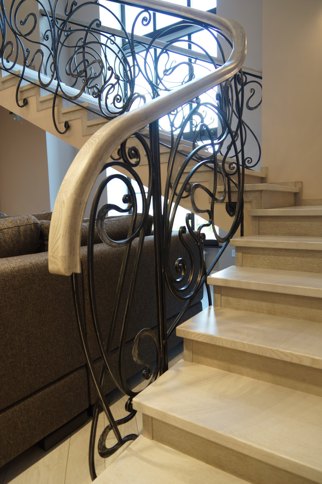 Кованное перильное ограждение в котеджном поселке Онегино