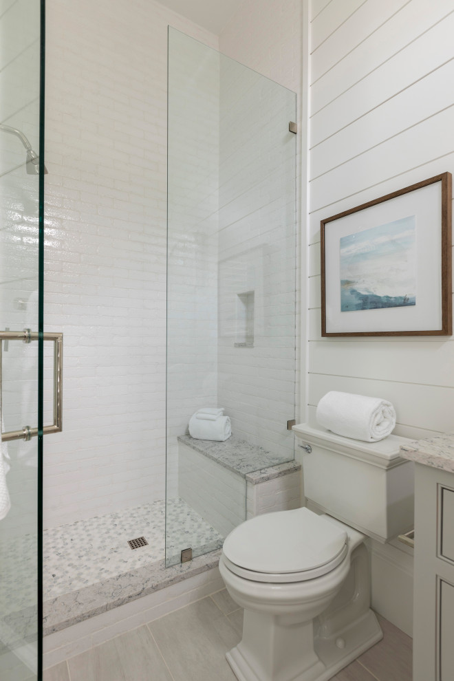 Идея дизайна: ванная комната среднего размера в морском стиле с открытыми фасадами, серыми фасадами, душевой комнатой, унитазом-моноблоком, белой плиткой, плиткой кабанчик, белыми стенами, полом из керамической плитки, душевой кабиной, накладной раковиной, мраморной столешницей, серым полом, душем с распашными дверями, белой столешницей, сиденьем для душа, тумбой под одну раковину, встроенной тумбой, потолком из вагонки и стенами из вагонки