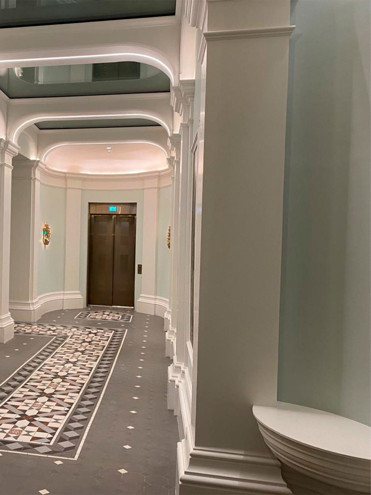 Элегантная парадная: сочетание матовой штукатурки, лепнины и плитки пэчворк