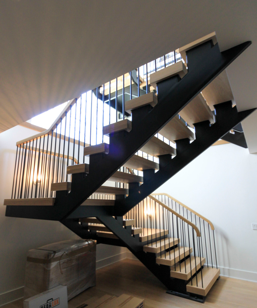 Idée de décoration pour un très grand escalier flottant minimaliste avec des marches en bois, un garde-corps en matériaux mixtes et du lambris de bois.
