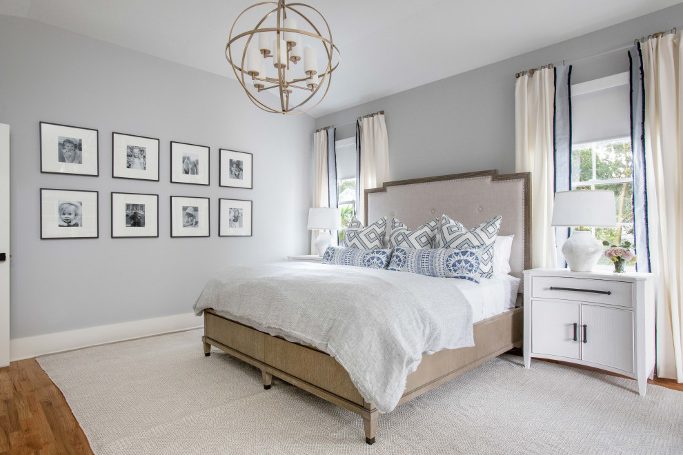 Идея дизайна: большая хозяйская спальня в стиле неоклассика (современная классика) с серыми стенами, светлым паркетным полом и коричневым полом
