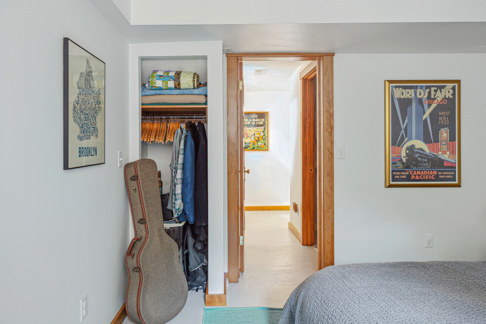 Foto di una piccola camera degli ospiti chic con pareti bianche, pavimento in cemento, pavimento grigio e soffitto ribassato