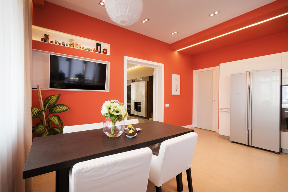 Яркий дом в пригороде