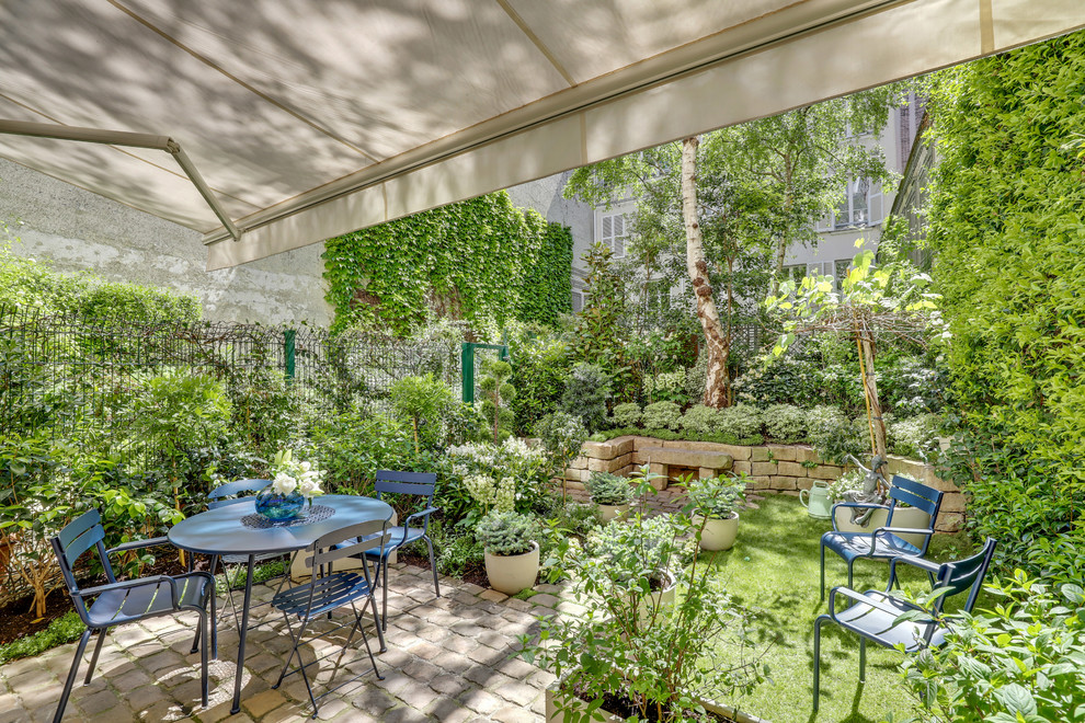 This is an example of a transitional patio in Paris.
