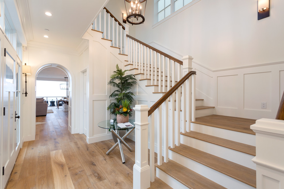 Inspiration for a transitional entryway remodel in Los Angeles