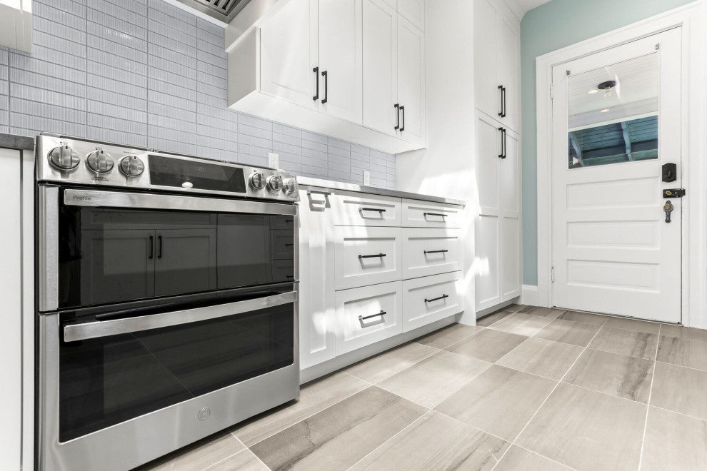 Example of a transitional home design design in Portland