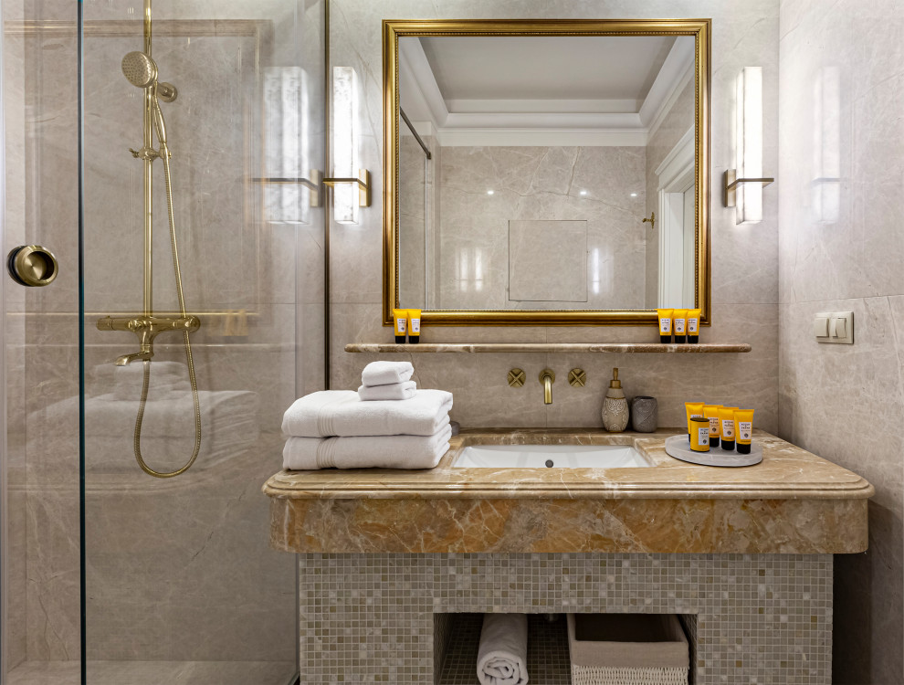 Пример оригинального дизайна: ванная комната среднего размера: освещение в современном стиле с открытыми фасадами, желтыми фасадами, душем без бортиков, инсталляцией, серой плиткой, мраморной плиткой, серыми стенами, мраморным полом, душевой кабиной, врезной раковиной, мраморной столешницей, серым полом, шторкой для ванной, коричневой столешницей, тумбой под одну раковину, встроенной тумбой и многоуровневым потолком
