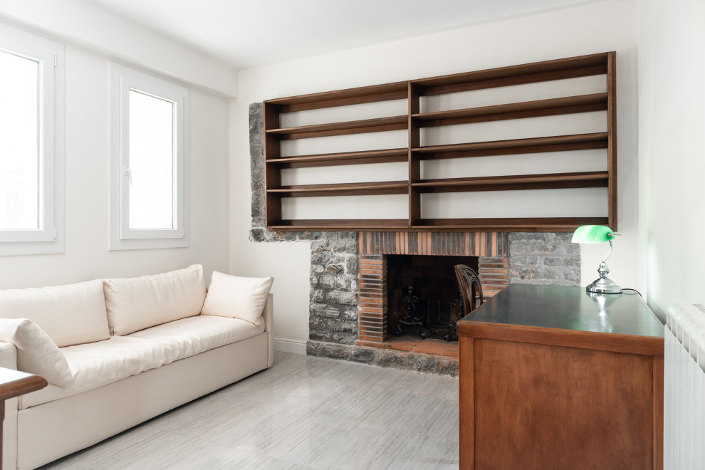 Exemple d'un bureau tendance de taille moyenne et de type studio avec un mur blanc, un sol en marbre, une cheminée standard, un manteau de cheminée en brique, un bureau indépendant et un sol beige.