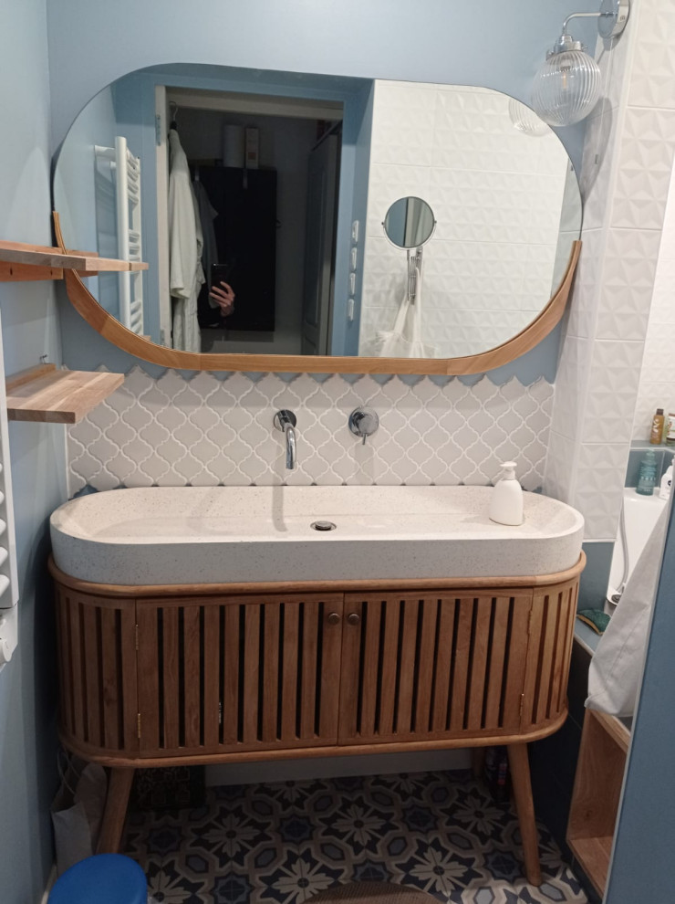 Стильный дизайн: маленькая главная ванная комната в стиле ретро с отдельно стоящей ванной, душем над ванной, инсталляцией, белой плиткой, керамической плиткой, синими стенами, полом из линолеума, раковиной с несколькими смесителями, столешницей терраццо, синим полом, бежевой столешницей и тумбой под одну раковину для на участке и в саду - последний тренд