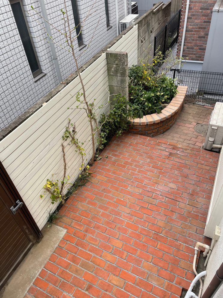Inspiration for a small traditional backyard patio in Tokyo Suburbs with brick pavers and no cover.