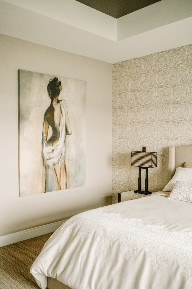 Foto de dormitorio principal clásico renovado de tamaño medio con paredes beige, moqueta y bandeja