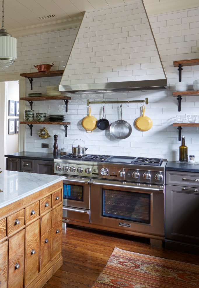 Kitchen - transitional kitchen idea in Chicago