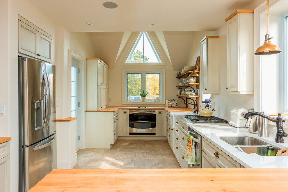 Kitchen - rustic kitchen idea in Toronto