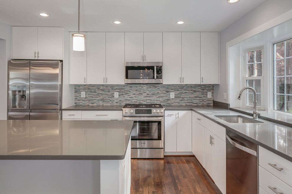Example of a transitional kitchen design in DC Metro