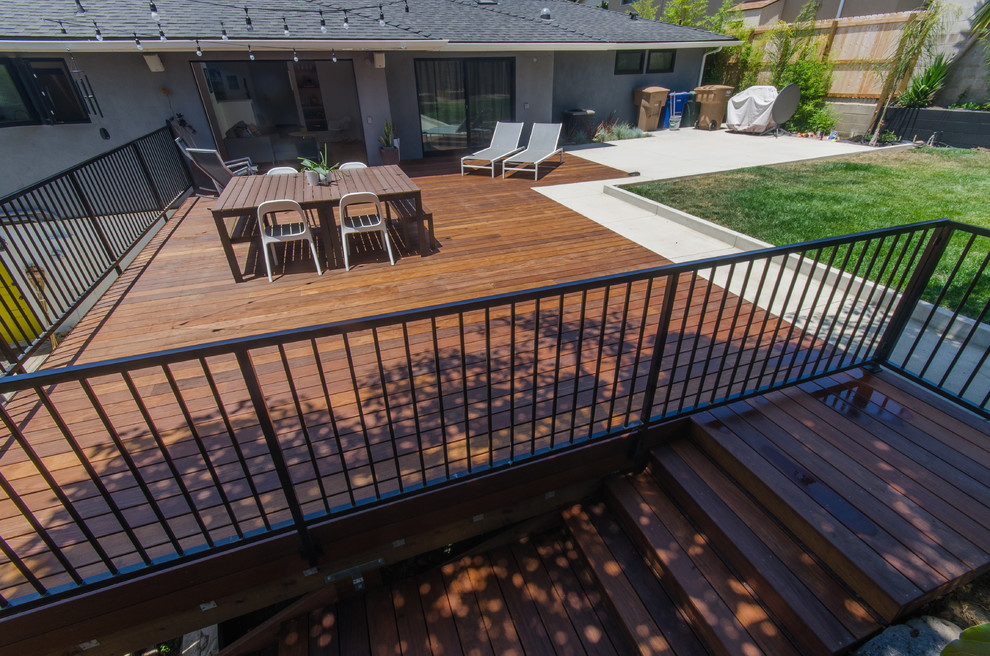 Photo of a modern deck in Los Angeles.