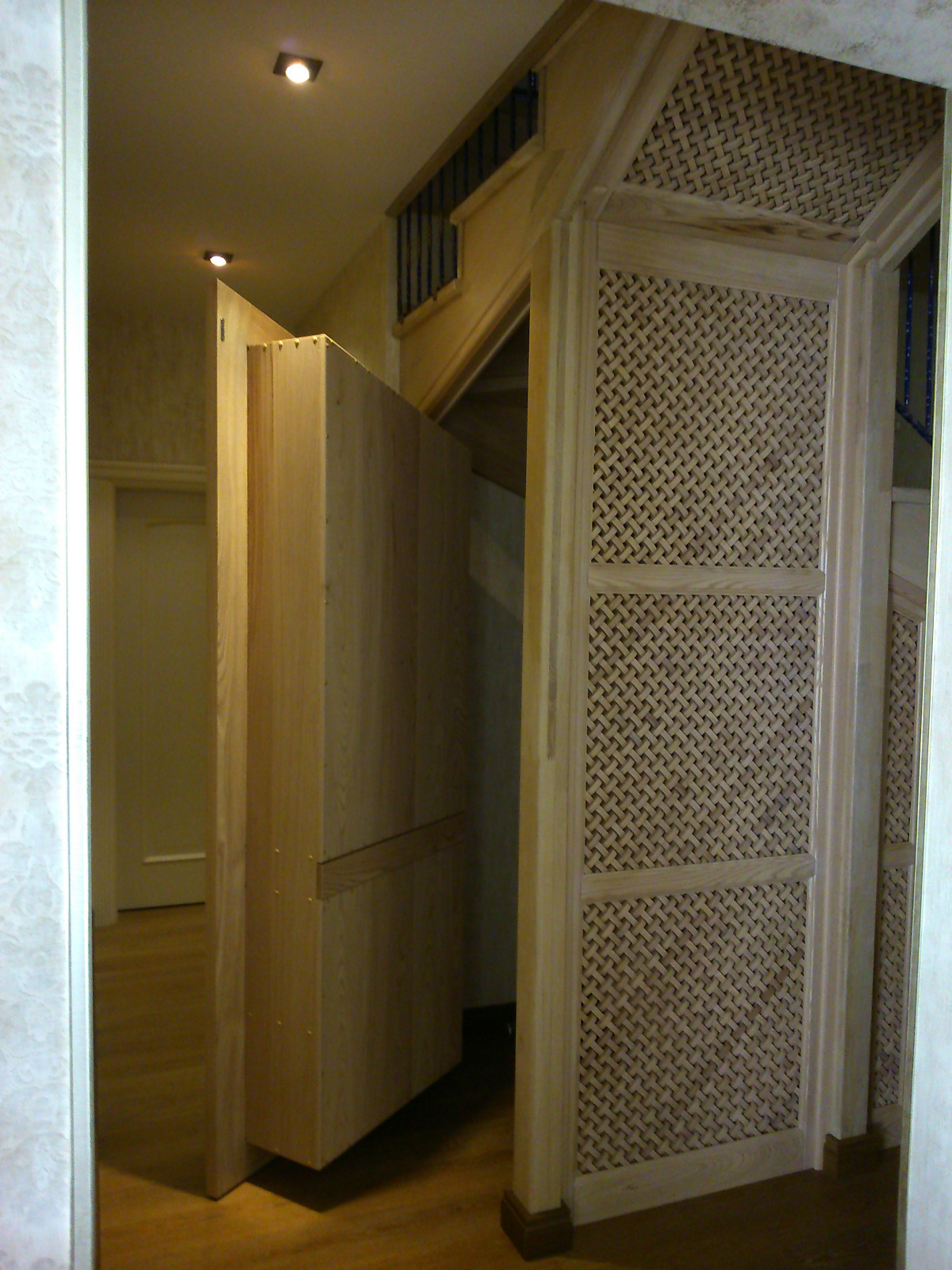 Потайной шкаф под лестницей