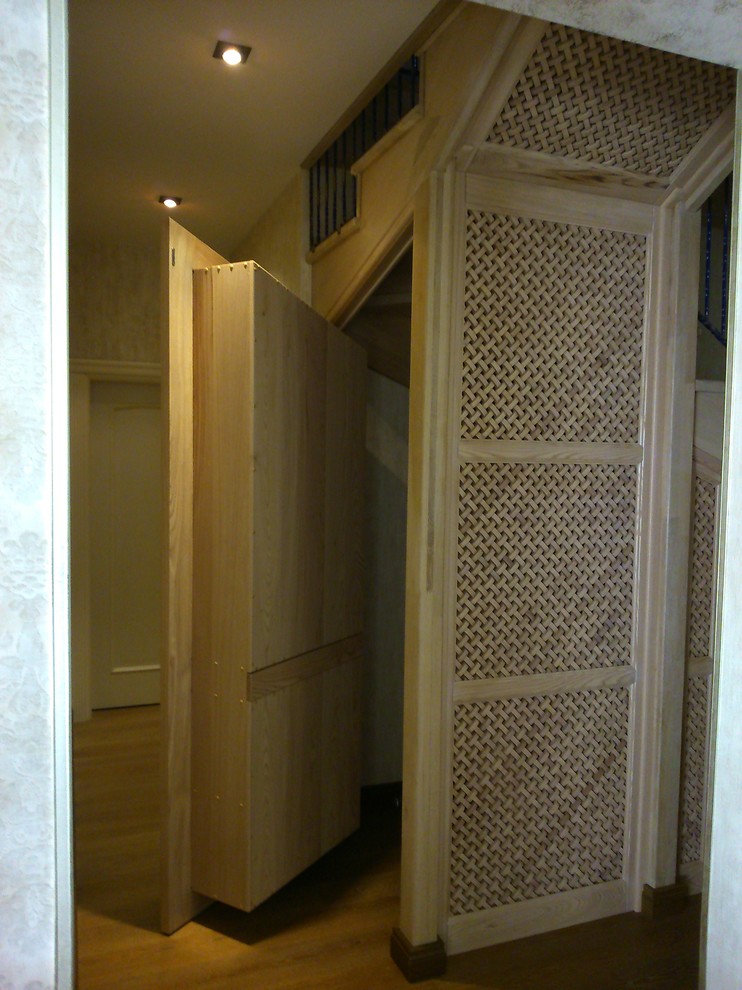 Потайной шкаф под лестницей