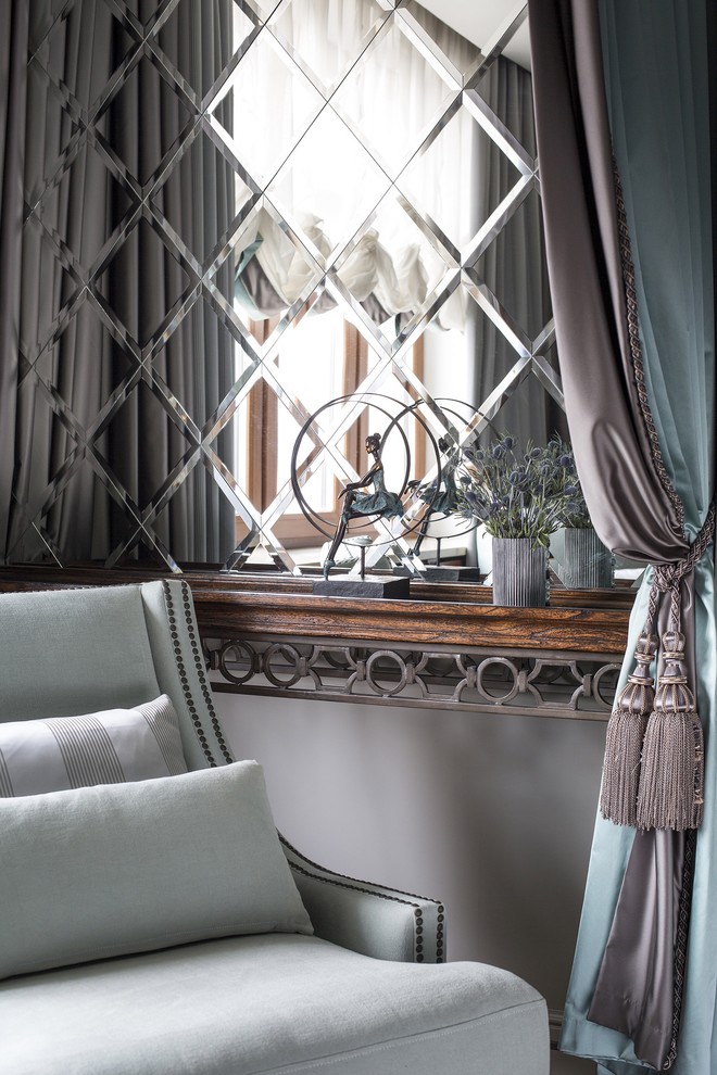 Зеркальное панно на стене мужской спальни