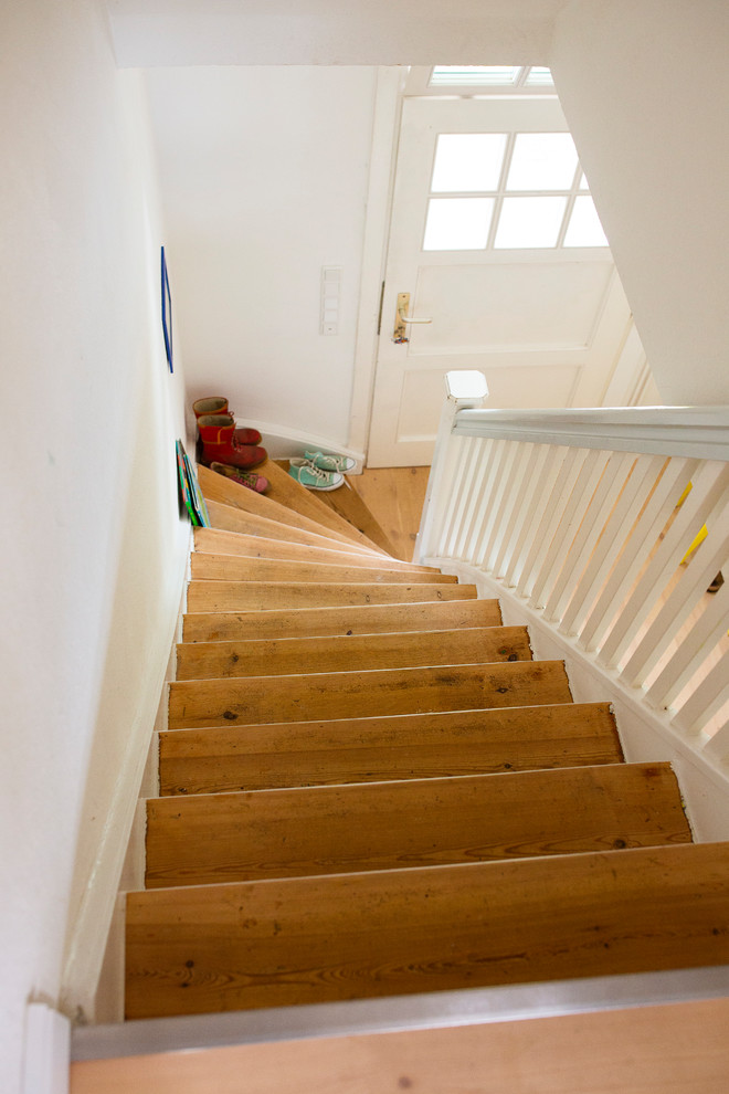 Kleine Skandinavische Treppe mit Holz-Setzstufen in Sonstige