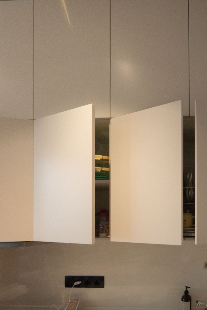 Кухня в стиле минимализм с фасадами под "темное дерево"