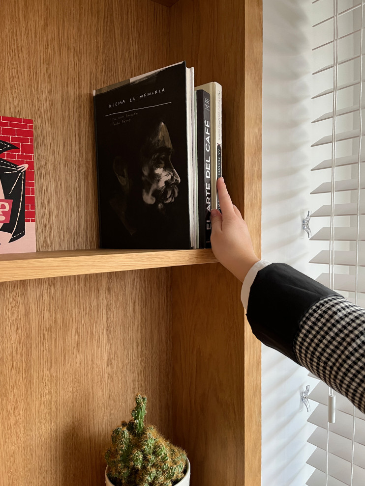 Imagen de comedor escandinavo de tamaño medio abierto con paredes blancas y suelo de madera clara