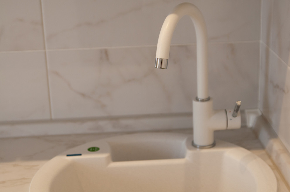 Светлый кухонный гарнитур в классическом стиле