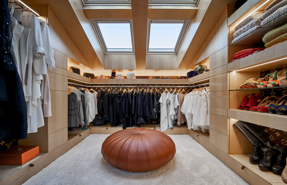 This is an example of a contemporary storage and wardrobe in Frankfurt.