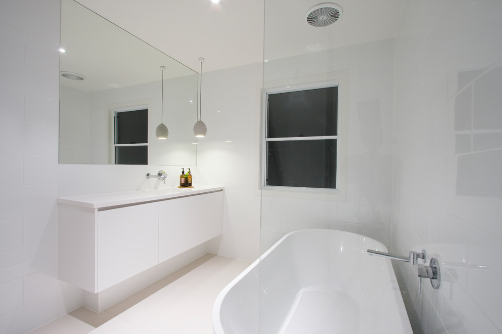 Design ideas for a contemporary bathroom in Brisbane.