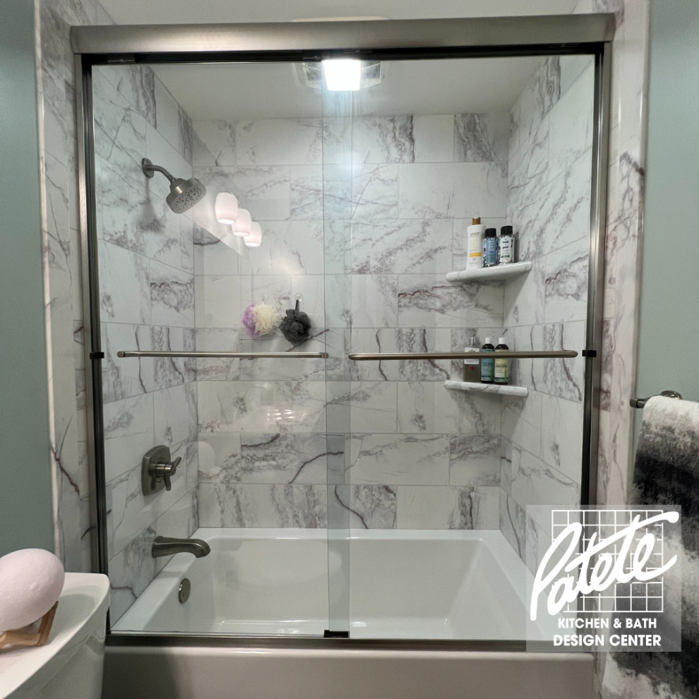 Inspiration för ett vintage badrum, med ett platsbyggt badkar, en dusch/badkar-kombination, svart och vit kakel, gröna väggar, brunt golv och dusch med skjutdörr