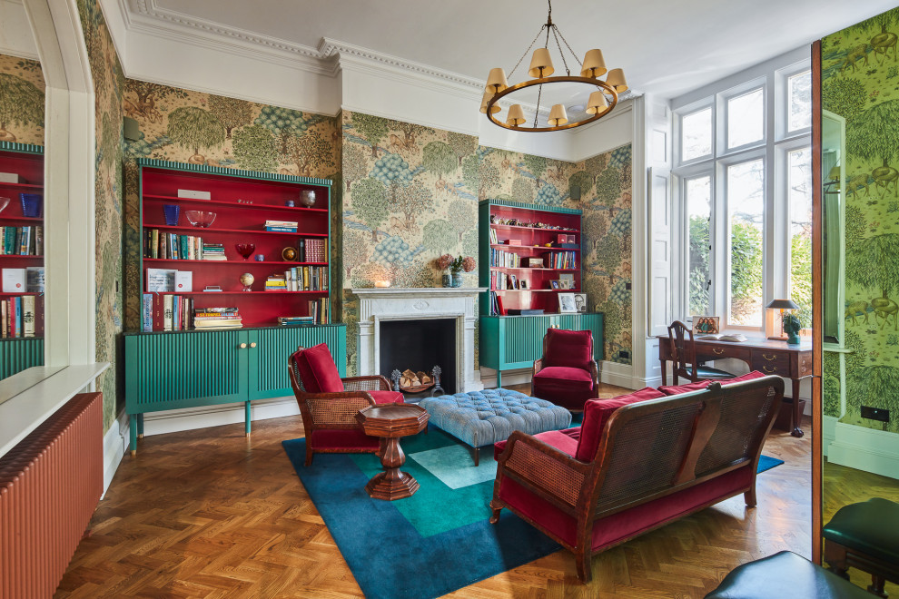 ロンドンにある中くらいなトラディショナルスタイルのおしゃれなリビング (マルチカラーの壁、無垢フローリング、標準型暖炉、石材の暖炉まわり、茶色い床、壁紙) の写真