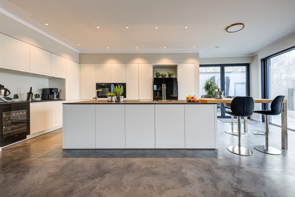 Foto di una cucina moderna con ante bianche e top grigio