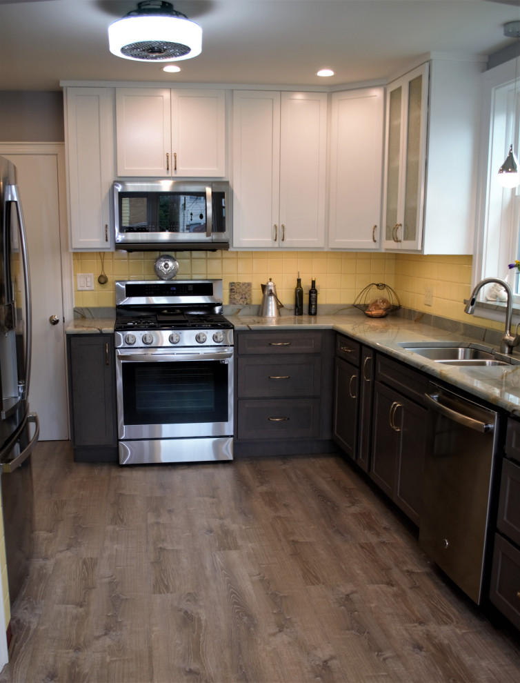 Example of a transitional kitchen design in Chicago
