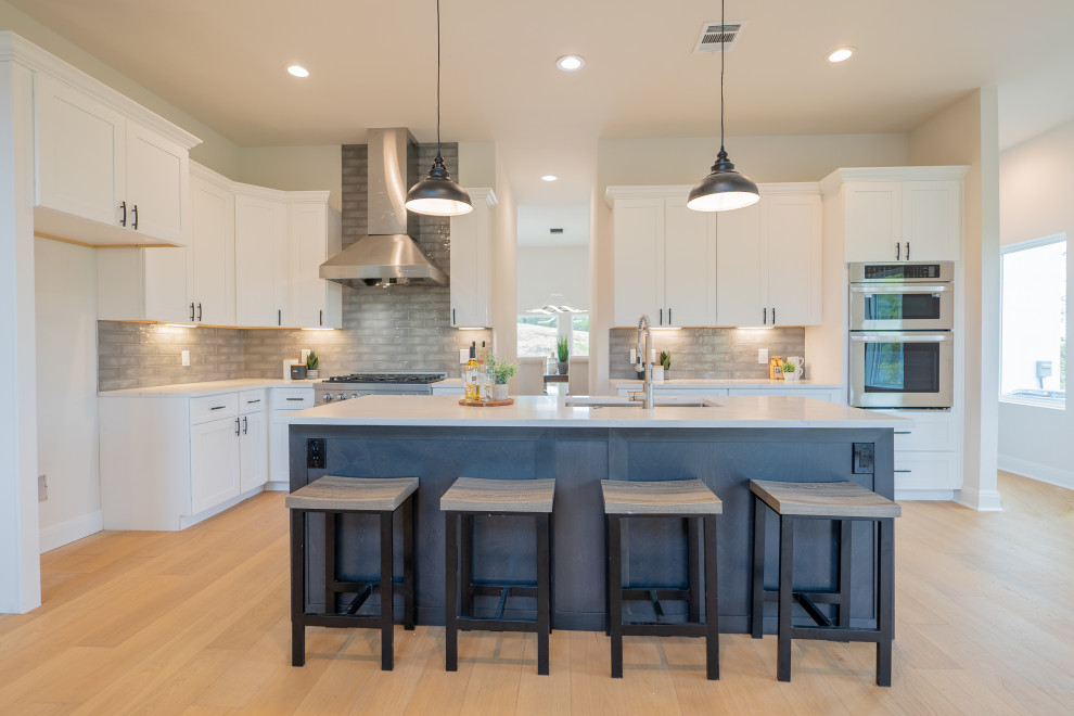 Kitchen - kitchen idea in Austin