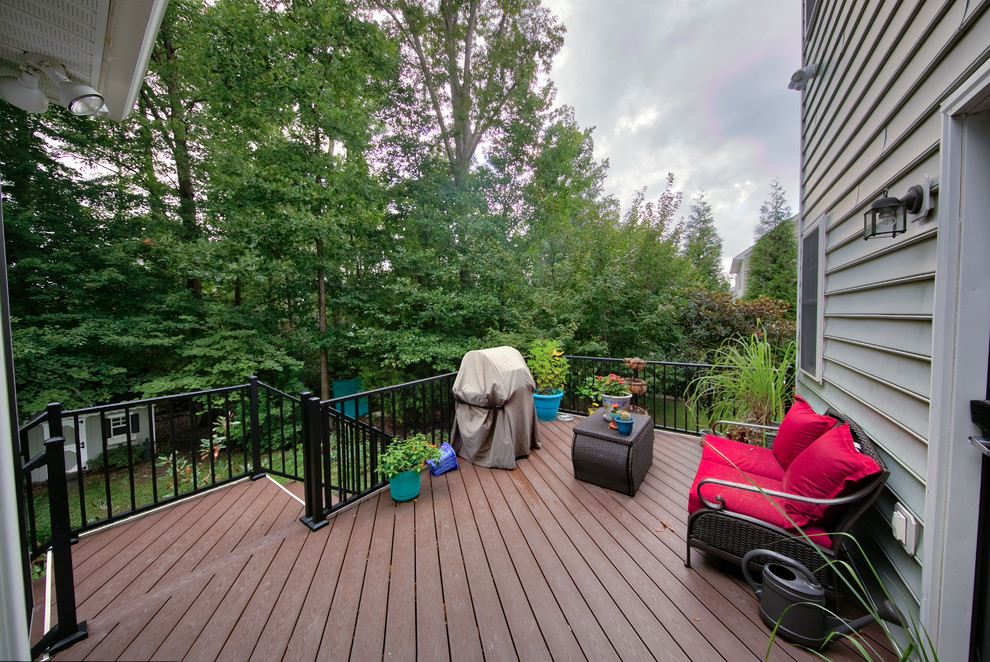 Inspiration for a mid-sized transitional backyard deck remodel in Richmond with no cover