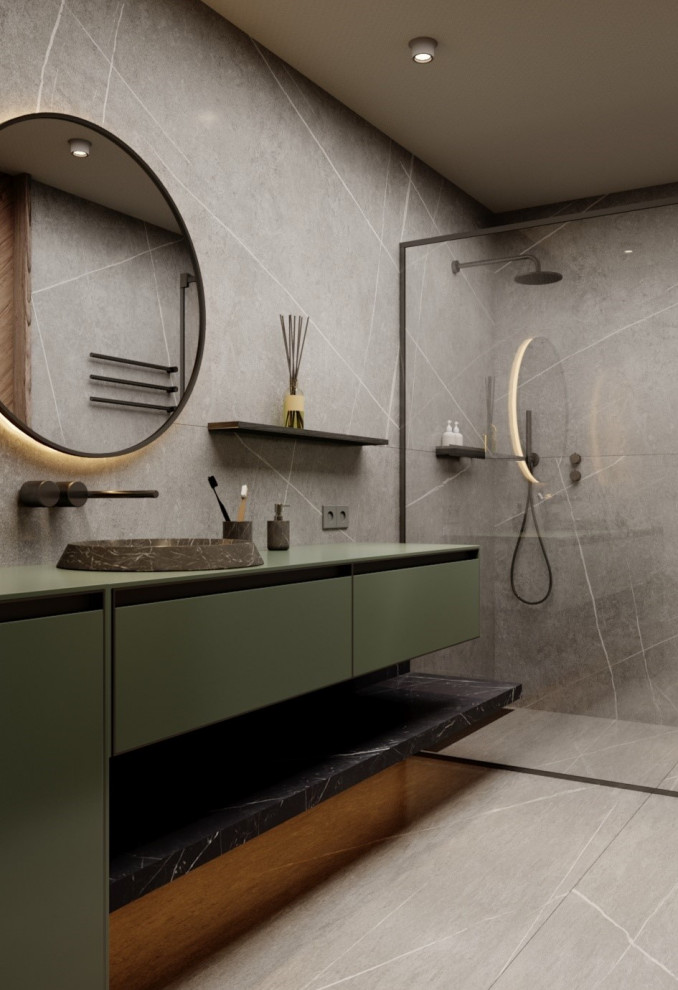 Стильный дизайн: ванная комната среднего размера в современном стиле с плоскими фасадами, зелеными фасадами, душем без бортиков, инсталляцией, серой плиткой, керамогранитной плиткой, серыми стенами, полом из керамогранита, душевой кабиной, накладной раковиной, столешницей из искусственного камня, серым полом, открытым душем, зеленой столешницей, зеркалом с подсветкой, тумбой под одну раковину и подвесной тумбой - последний тренд